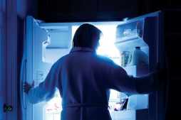 Прием пищи в ночное время может вести к нарушениям работы мозга